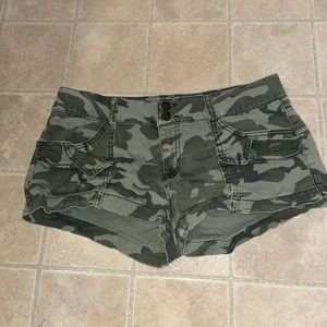 No Boundaries Low rise Camo shorts size 13.